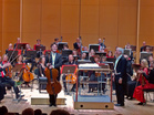 Maximilian Hornung ja Mario Venzago vastaanottamassa suosionosoituksia esitettyään Victor Hermertin Sellokonserton nro 2 e-molli